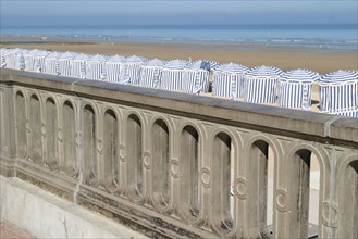 France, Basse Normandie, calvados, cabourg, plage, front de mer, cabines de bain, promenade marcel proust, parasols bleus rayes, loisirs balneaires, balustrade,