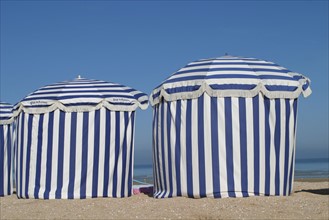 France, Basse Normandie, calvados, cabourg, plage, front de mer, cabines de bain, promenade marcel proust, parasols bleus rayes, loisirs balneaires,