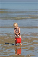 France, Basse Normandie, calvados, cabourg, plage, enfant 3 ans personnage autorise, jeux d'eau, seau, maree basse, loisirs balneaires,