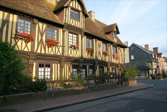 France, Basse Normandie, calvados, pays d'auge, beuvron en auge, maison a colombages, pans de bois, village,