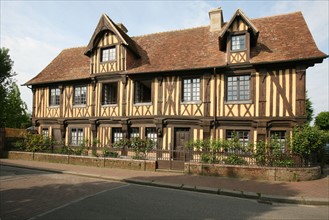 France, Basse Normandie, calvados, pays d'auge, beuvron en auge, maison a colombages, pans de bois, village,