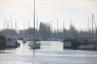 France, Basse Normandie, calvados, cote fleurie, deauville, port de plaisance, bassin des visiteurs, voilier, bateau, plaisance, sortie de voilier -