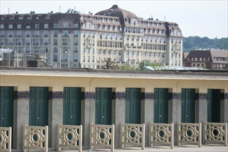 France, Basse Normandie, calvados, cote fleurie, deauville, les planches, cabines de bains, hotel royal barriere en fond,