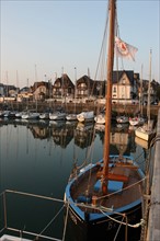 France, Basse Normandie, calvados, cote fleurie, deauville, port de plaisance, bassin des visiteurs, voilier, quai: maisons, reflet dans l 'eau,