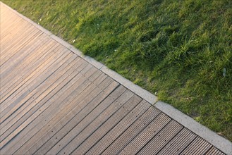 France, Normandie, calvados, deauville, port, revetement de sol rappelant les planches, pelouse,