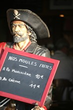 France, Normandie, calvados, Honfleur, menu de restaurant, cafe de Paris, moules frites, pirate,