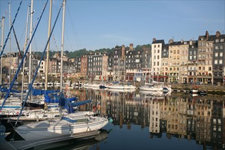 cote fleurie, Honfleur, vieux bassin, voiliers, bateaux de plaisance, maisons bardage d'ardoise, habitat traditionnel,