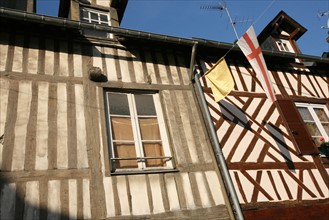 France, Basse Normandie, calvados, cote fleurie, Honfleur, habitat traditionnel, rue haute, colombages, maison sa pans de bois, pavois,