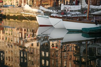 France, Normandie, calvados, Honfleur, vieux bassin, coques de voiliers, plaisance, reflet, maison ardoise, port