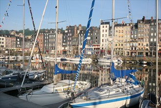 France, Basse Normandie, calvados, cote fleurie, Honfleur, vieux bassin, voiliers, bateaux de plaisance, maisons bardage d'ardoise, habitat traditionnel,