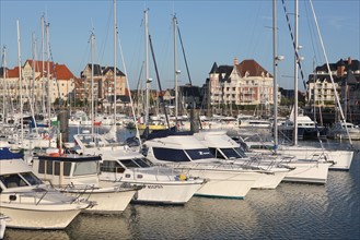 France, Basse Normandie, calvados, cote fleurie, dives sur mer, port Guillaume, bateaux de plaisance, vedettes, residences, immeubles,