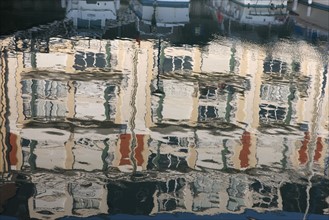 France, Normandie, calvados, cote fleurie, dives sur mer, reflet immeuble dans l'eau,