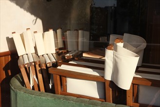 France, Basse Normandie, calvados, cote fleurie, dives sur mer, port Guillaume, brasserie fermee, chaises pliees, terrasse,