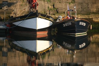 France, Normandie, calvados, Honfleur, vieux bassin, coques de bateaux, reflet dans l'eau,