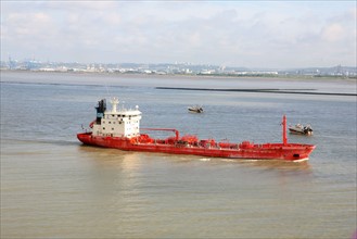 France, Basse Normandie, calvados, cote fleurie, Honfleur, entree du port, petit petrolier, cargo en Seine, depuis la tour radar, le havre au fond,