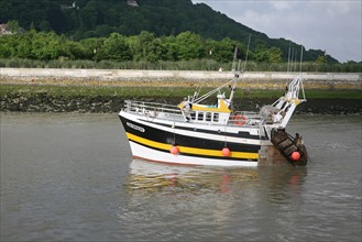 France, Basse Normandie, calvados, cote fleurie, Honfleur, entree du port, chalutier, Seine,