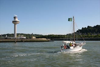 France, Basse Normandie, calvados, cote fleurie, Honfleur, entree du port, chalutier, Seine, tour radar parade de l'armada 2008, voilier, plaisance,