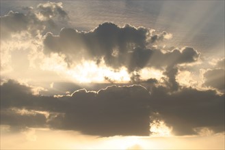 France, Basse Normandie, calvados, pays d'auge, ciel, nuages, meteo, rayons de soleil, lever de soleil,