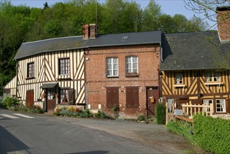 France, Basse Normandie, calvados, pays d'auge, saint hymer, route des douets, village, maisons, briques, route, colombages, pans de bois,