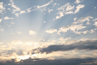 France, Basse Normandie, Calvados, bocage, ciel nuages, meteo, rayons de soleil,