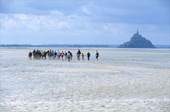 France, Normandie, Manche, baie du Mont-Saint-Michel, traversee de la baie avec les guides "chemins de la baie, depuis le bec d'andaine, maree basse, sable,