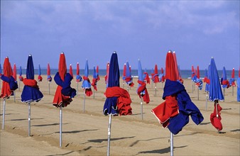 France, Basse Normandie, Calvados, cote fleurie, deauville, plage, parasols plies, vide de touristes,