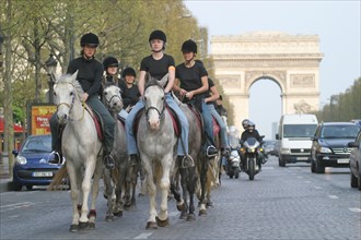 france, Paris 8e, avenue des champs elysees, cavalieres, traversee de Paris a cheval, 23/04/06, arc de triomphe,
