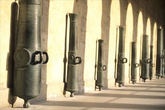 France, Paris 7e, cour des invalides 
musee de l'armee, canons, ombre des arcades,