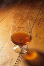 France, Normandie, Calvados, pays d'auge, verre de Calvados sur table de ferme en bois, degustation, gastronomie normande, spiritueux, alcool,