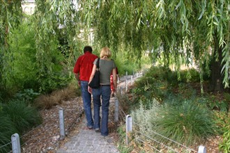France, Haute Normandie, eure, pont audemer, jardin contemporain au bord de la risle, promeneurs, couple, chemin,