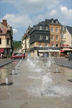 France, Haute Normandie, eure, pont audemer, place Victor Hugo, jets d'eau, fontaine au sol, maisons,