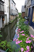France, Haute Normandie, eure, pont audemer, la petite venise, au dessus de l'eau, rue thiers, fleurs, maisons bardees d'ardoise,