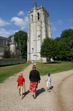 France, Haute Normandie, eure, le bec hellouin, abbaye du bec, tour, arbre, femme et enfants, visite, parc