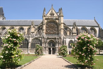 France, Haute Normandie, eure, les andelys, eglise notre dame, le grand andely, gothique, fleurs, rosiers, rosace, portail