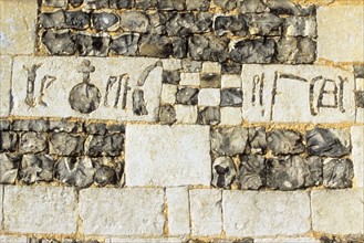 France, Haute Normandie, eure, saint gregoire du vievre, rebus sur le mur de l'eglise, pierre et silex, message caballistique,