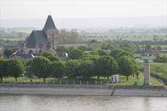 France, Normandie, eure, village de quillebeuf face a port jerome, depuis la passerelle d'un cargo, eglise, phare, Seine,