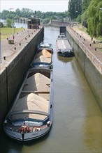 France, Haute Normandie, vallee de la Seine, eure, ecluses de poses, passage d'une peniche, transport fluvial,