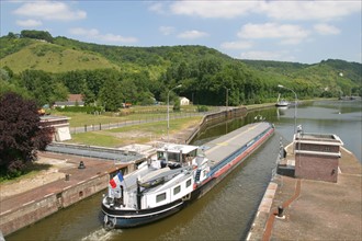 France, Haute Normandie, vallee de la Seine, eure, ecluses de poses, passage d'une peniche, transport fluvial,