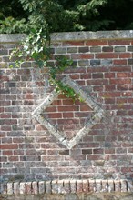 France, Haute Normandie, mur de briques, decor losange, detail matieres habitat,