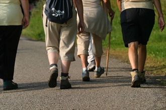 France, Haute Normandie, eure, pays de risle estuaire, randonnee, balades a la fraiche, groupe de randonneurs, chemins, loisir, marche, chaussures