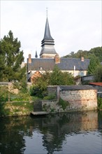 France, Haute Normandie, eure, Broglie, jardin aquatique, bords de la charentonne, barque, reflet sur l'eau, maisons, habitat, clocher,