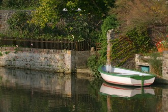 France, Haute Normandie, eure, Broglie, jardin aquatique, bords de la charentonne, barque, reflet sur l'eau,