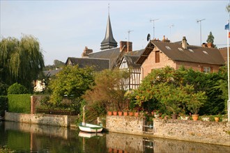 France, Haute Normandie, eure, Broglie, jardin aquatique, bords de la charentonne, barque, reflet sur l'eau, maisons, habitat, clocher,