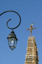 France, Haute Normandie, eure, la haye de routot, feu de saint clair, 16 juillet 2006, preparation du bucher, manifestation traditionnelle, lampadaire, croix,