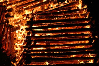 France, Haute Normandie, eure, la haye de routot, feu de saint clair, 16 juillet 2006, manifestation traditionnelle, bucher embrase,