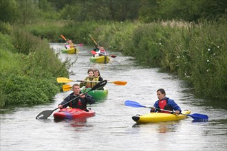 France, Haute Normandie, eure, canoe sur la risle a corneville, sport nautique, jeunes adolescents, loisirs, riviere,