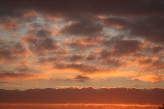 France, Haute Normandie, eure, ciel d'automne au dessus de gauciel/Evreux meteo, lever de soleil