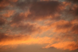 France, Haute Normandie, eure, ciel d'automne au dessus de gauciel/Evreux meteo, lever de soleil