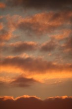 France, Haute Normandie, eure, ciel d'automne au dessus de gauciel/Evreux meteo, lever de soleil