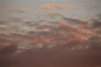 France, Haute Normandie, eure, ciel d'automne au dessus de gauciel/Evreux meteo, lever de soleil